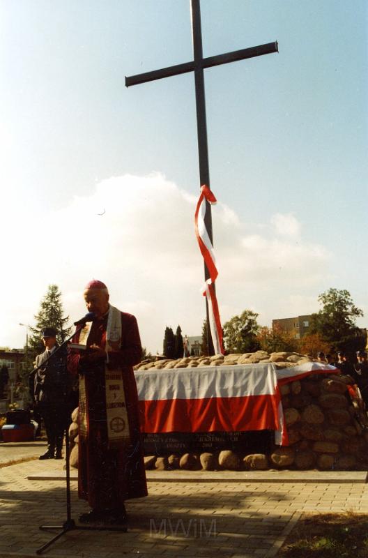 KKE 3311.jpg - Poświecenie symbolicznej mogiły pamięci zbrodni kresowej na cmentarzu komunalnym w Olsztynie, Olsztyn, 2003 r.